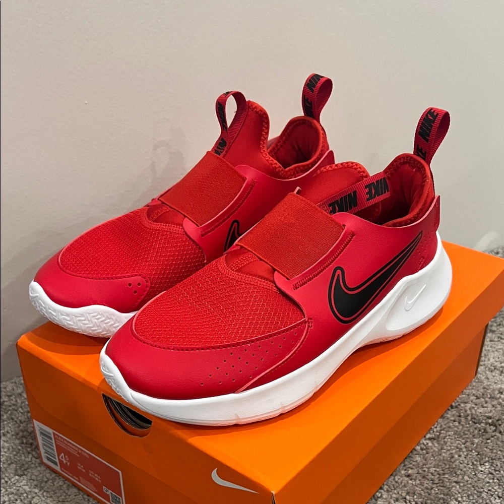 Nike Kids size 4.5- Flex Runner 3 sneakers